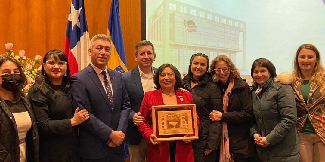 Matrona Alejandra Ceballos recibe el premio a la excelencia académica «Dr. Virginio Gómez»
