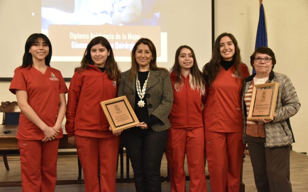 Presidenta Nacional del Colmat, Sandra Oyarzo, es premiada por el Departamento de Promoción de la Salud de la Mujer y del Recién Nacido y Escuela de Obstetricia de la Universidad de Chile